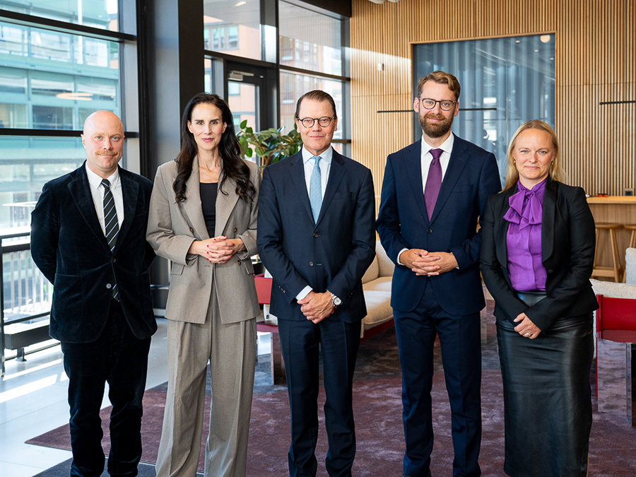 Prins Daniel v&auml;cker reaktioner &ndash; h&auml;r &auml;r nya bilden alla talar om