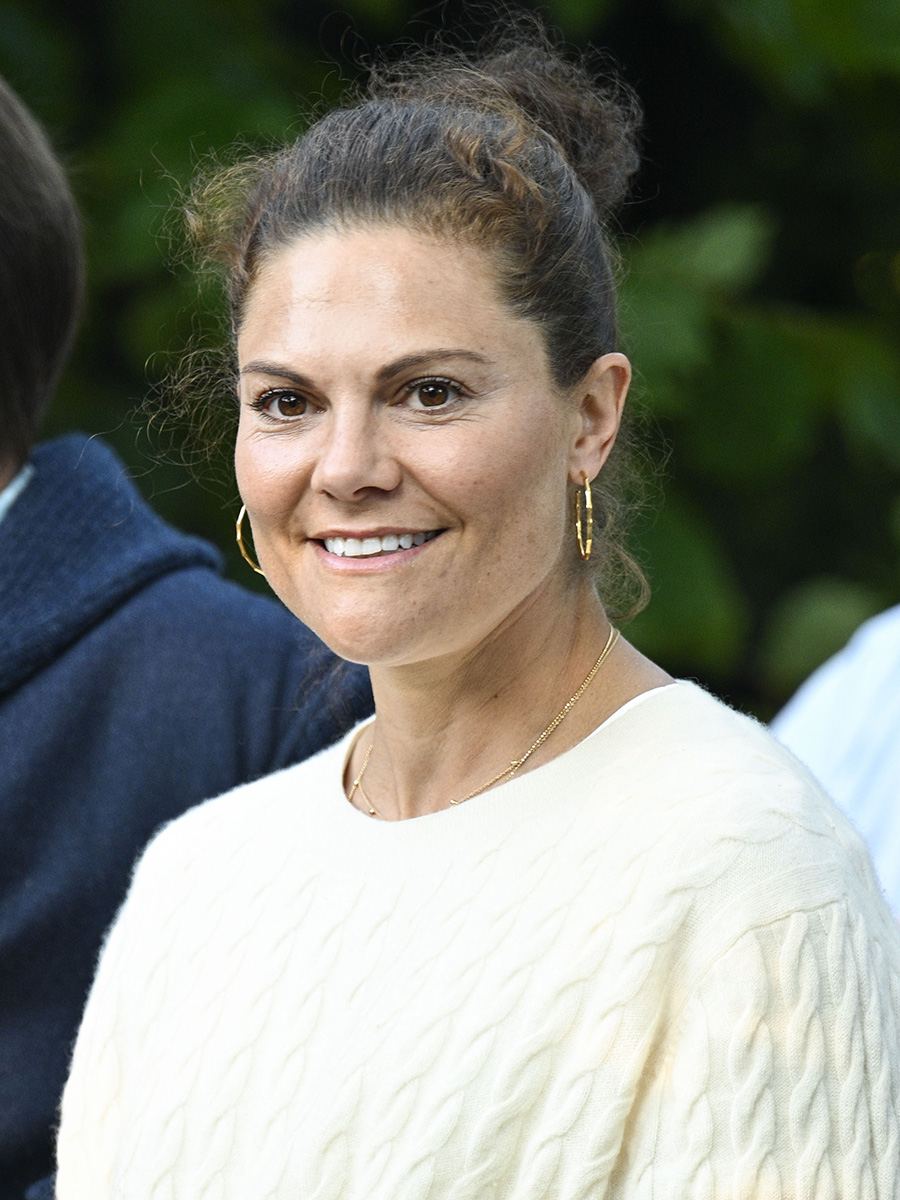 Victoria flyr fr&aring;n sin egen fest &ndash; mystiska fr&aring;nvaron avsl&ouml;jad