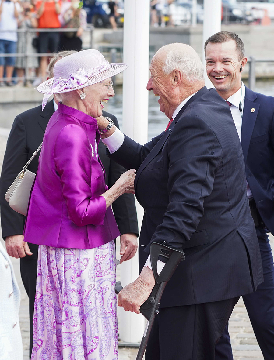 Drottning Margrethe till sjukhus &ndash; missar Haralds begravning