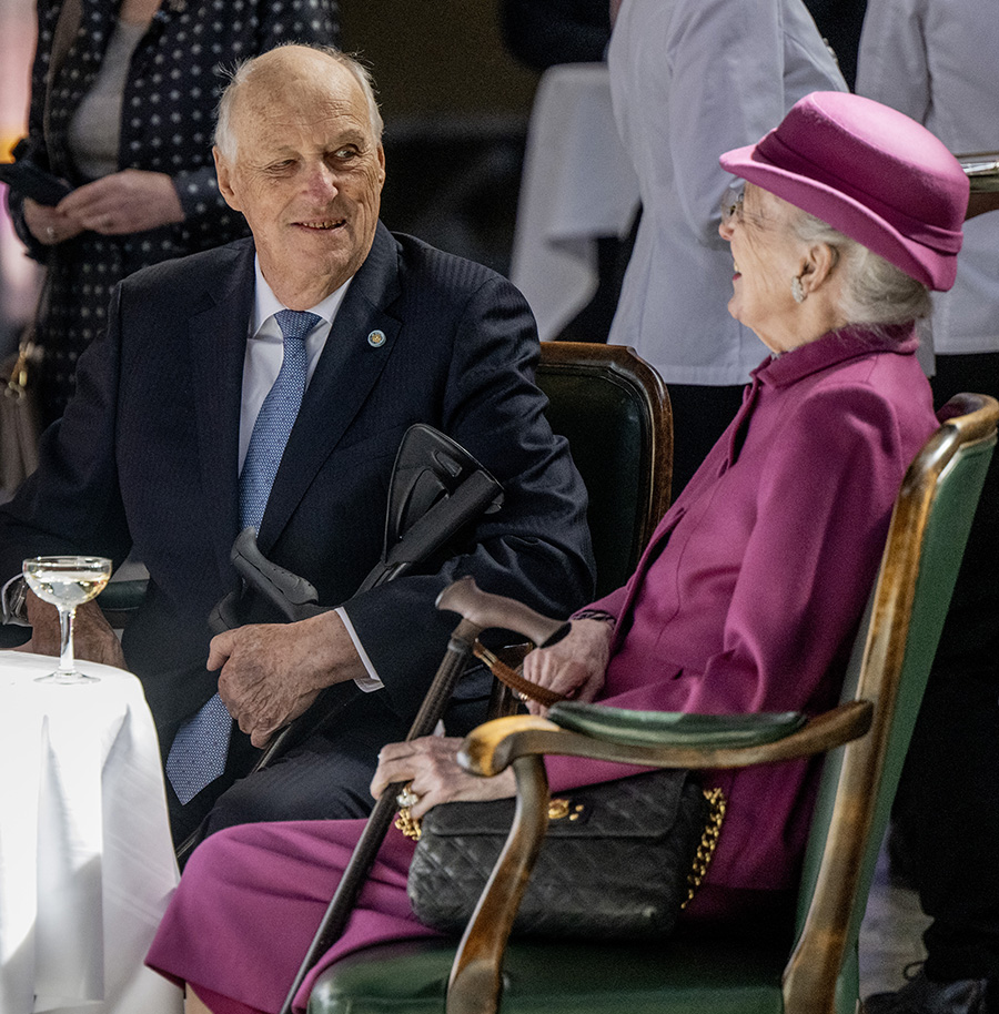Drottning Margrethe till sjukhus &ndash; missar Haralds begravning