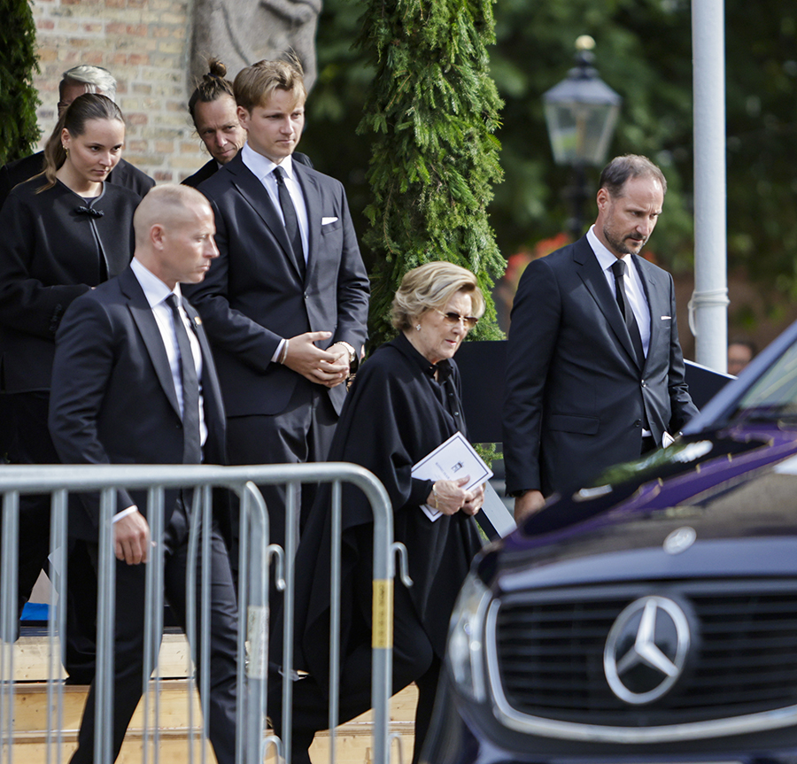 H&auml;r anl&auml;nder Sonja till kyrkan inf&ouml;r kung Haralds begravning