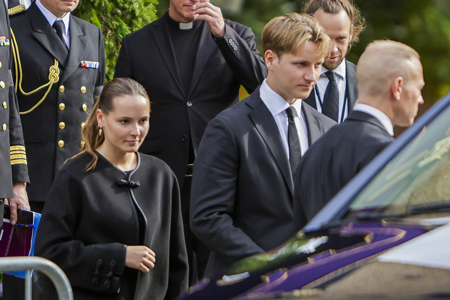 H&auml;r anl&auml;nder Sonja till kyrkan inf&ouml;r kung Haralds begravning