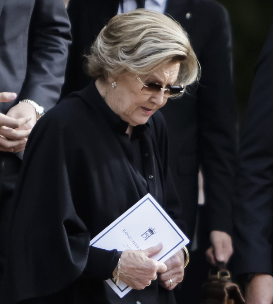 H&auml;r anl&auml;nder Sonja till kyrkan inf&ouml;r kung Haralds begravning