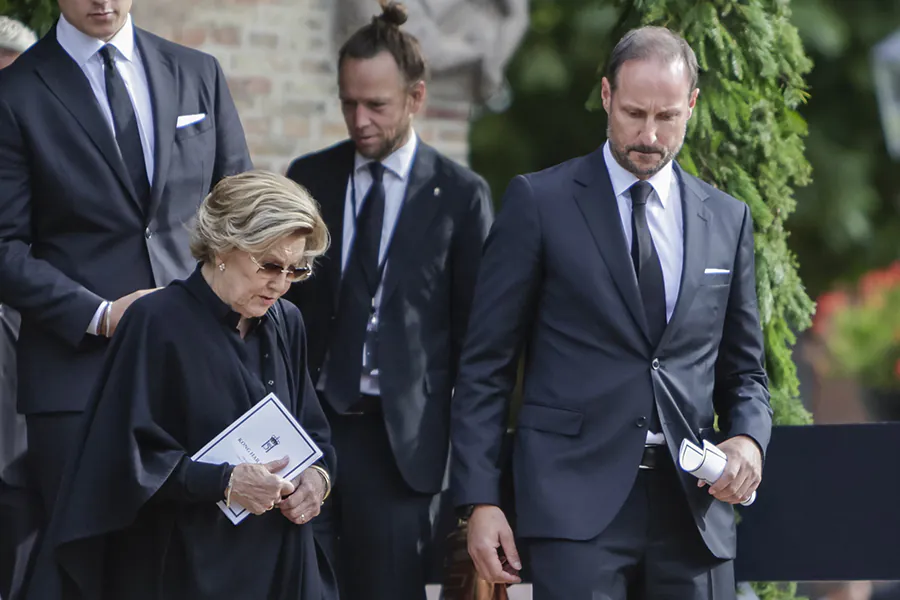 H&auml;r anl&auml;nder Sonja till kyrkan inf&ouml;r kung Haralds begravning