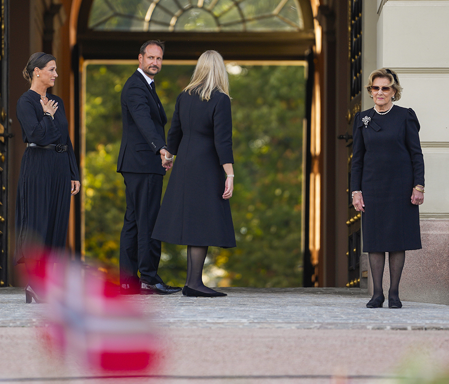 Sonjas hj&auml;rtsk&auml;rande farv&auml;l till Harald &ndash; orden vid kistan