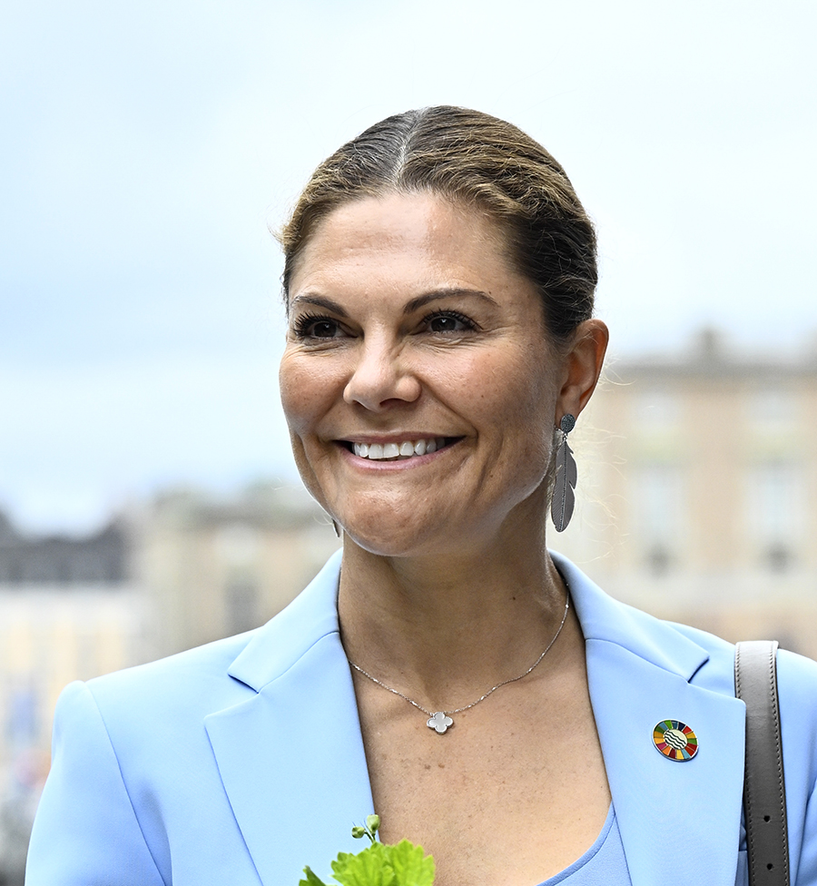 Victoria l&auml;mnade prins Daniel p&aring; f&ouml;delsedagen &ndash; gick p&aring; fest i city