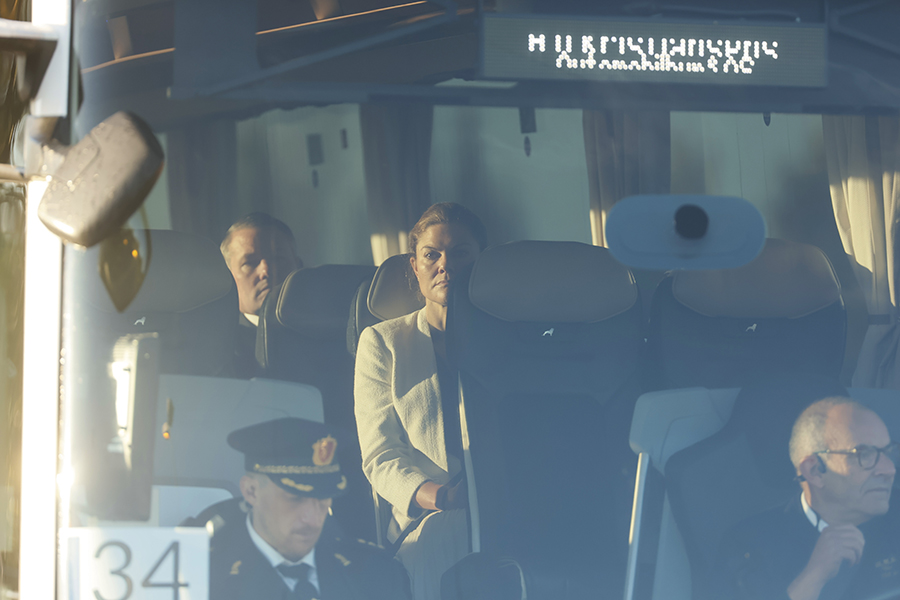 Victoria har landat i Oslo &ndash; tunga sorgen efter kung Harald