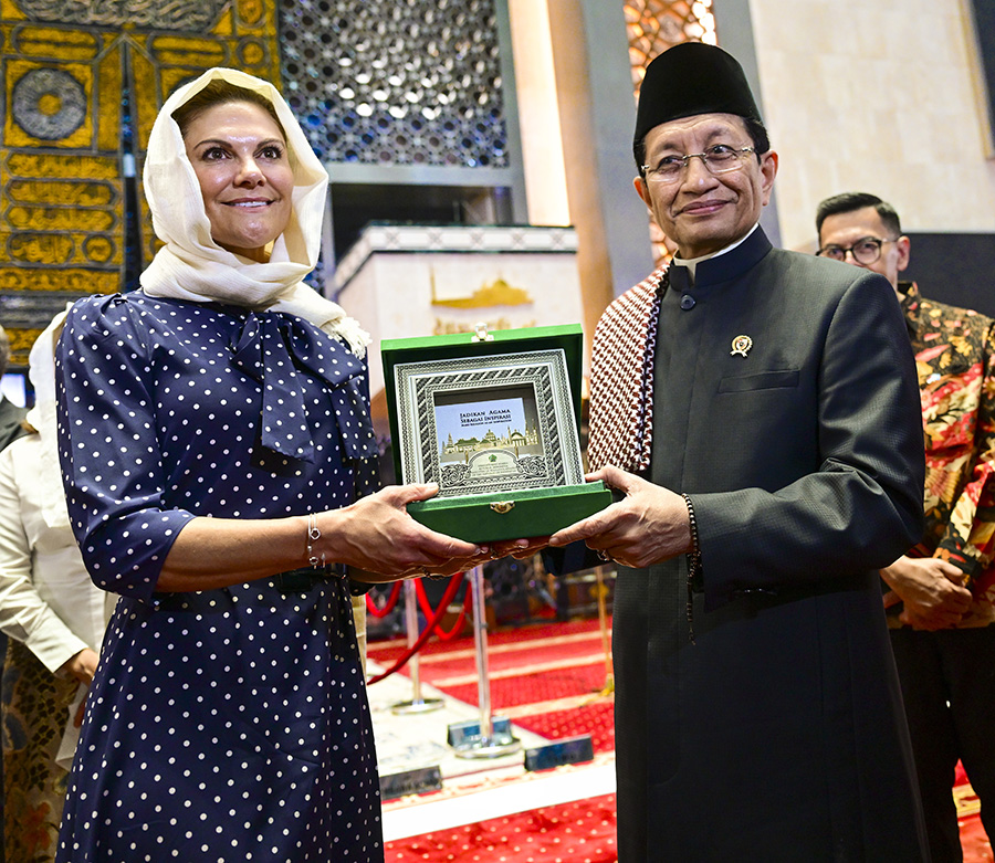 Victoria barfota i Indonesien &ndash; ov&auml;ntade bilderna p&aring; f&ouml;tterna