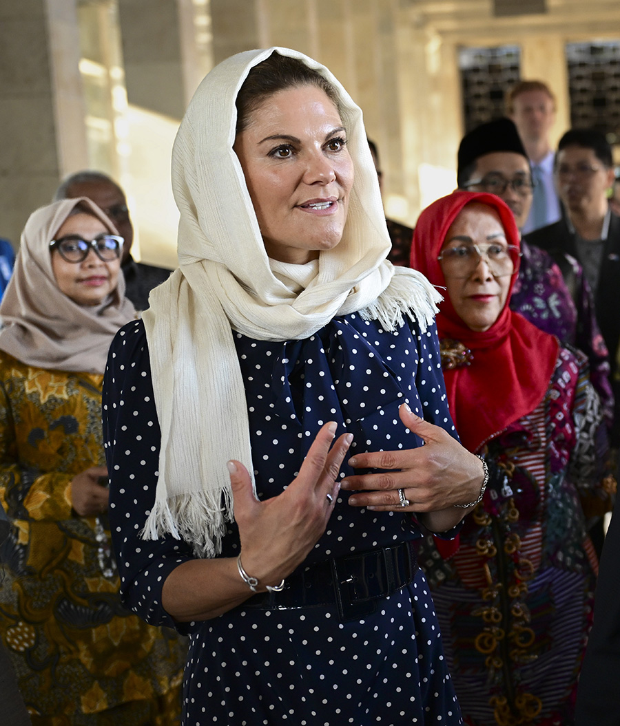 Victoria barfota i Indonesien &ndash; ov&auml;ntade bilderna p&aring; f&ouml;tterna