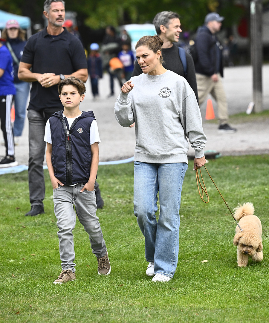 Victoria d&ouml;k upp med Rio och prins Oscar &ndash; ov&auml;ntade bilderna