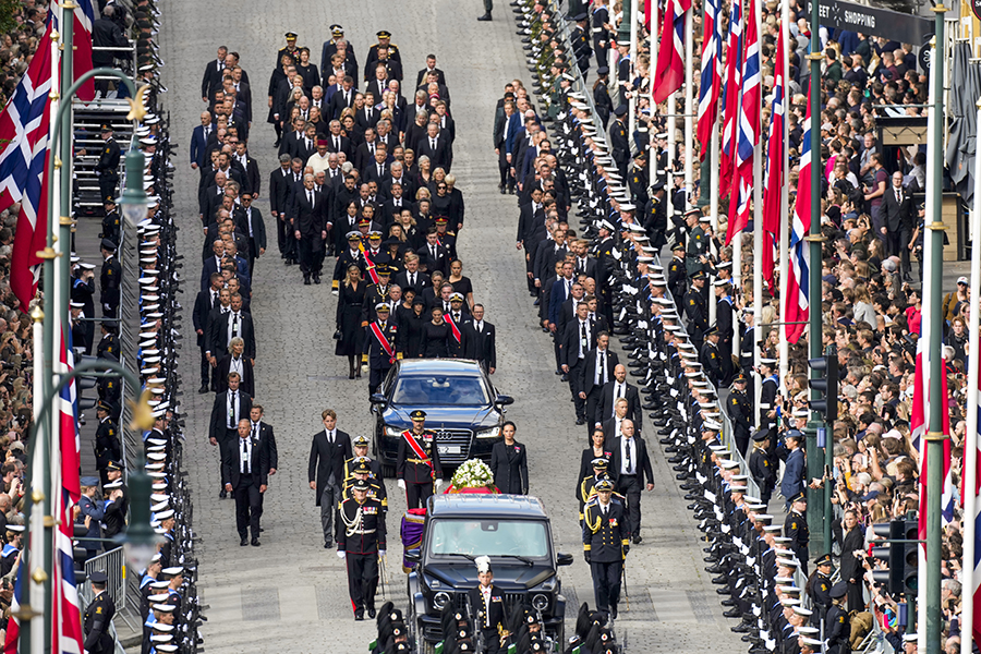 H&auml;r f&ouml;rs kung Harald till sista vilan &ndash; gripande bilderna