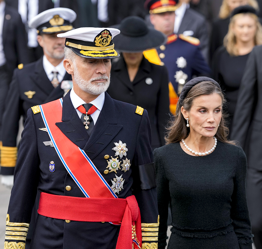 H&auml;r f&ouml;rs kung Harald till sista vilan &ndash; gripande bilderna