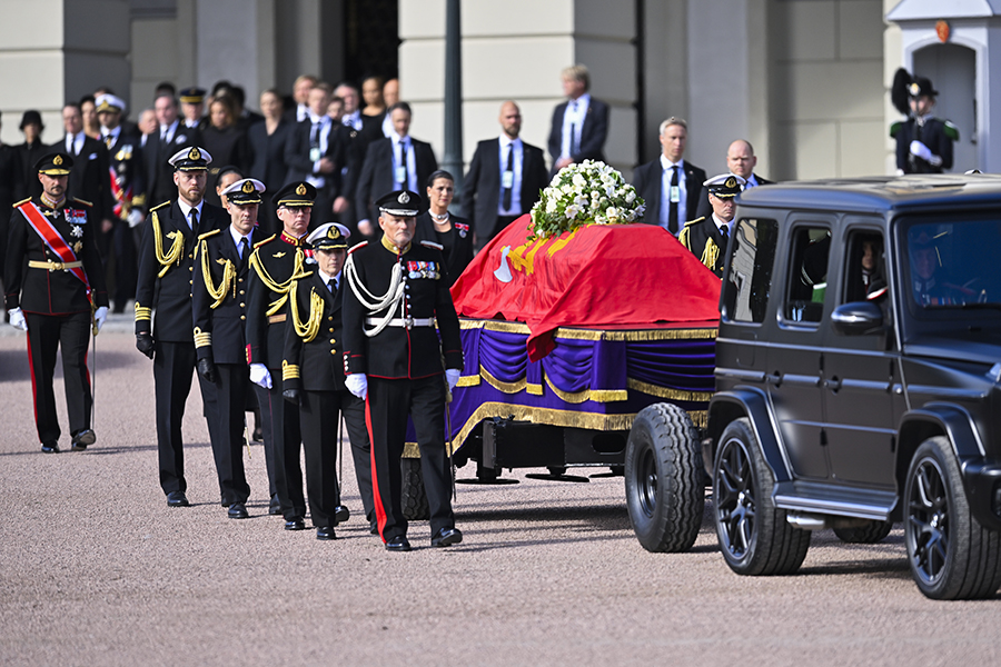 H&auml;r f&ouml;rs kung Harald till sista vilan &ndash; gripande bilderna