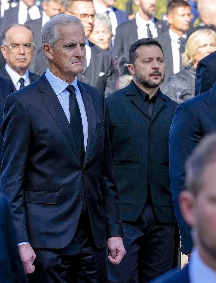 H&auml;r f&ouml;rs kung Harald till sista vilan &ndash; gripande bilderna