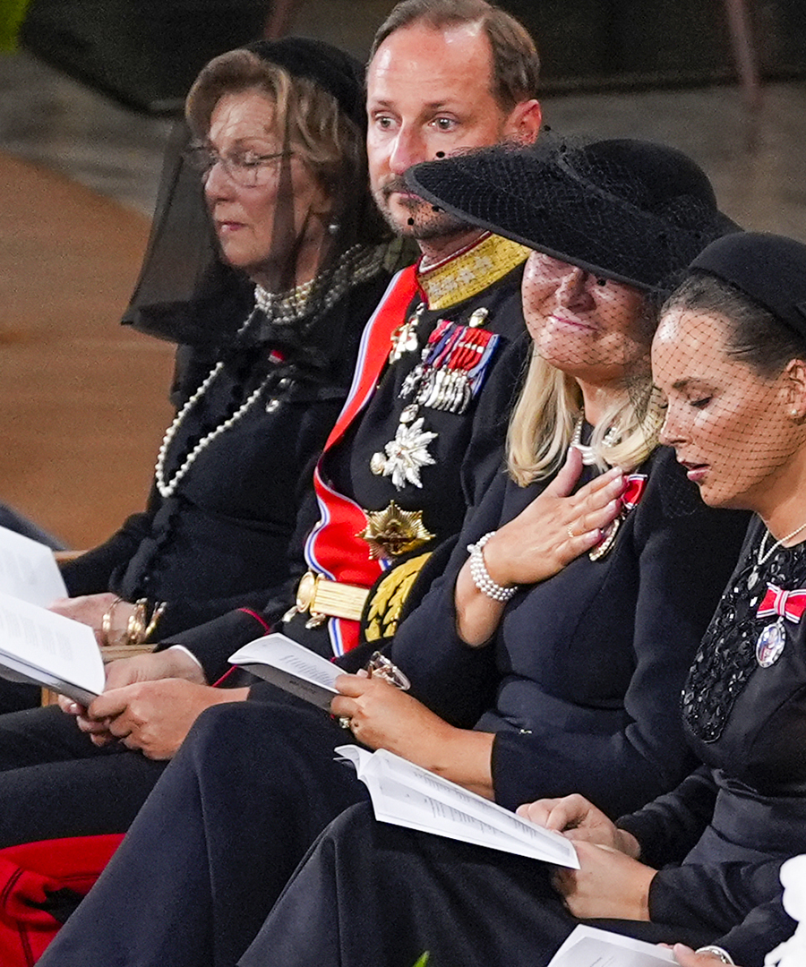 Mette-Marits ov&auml;ntade drag vid Haralds begravning &ndash; se bilden