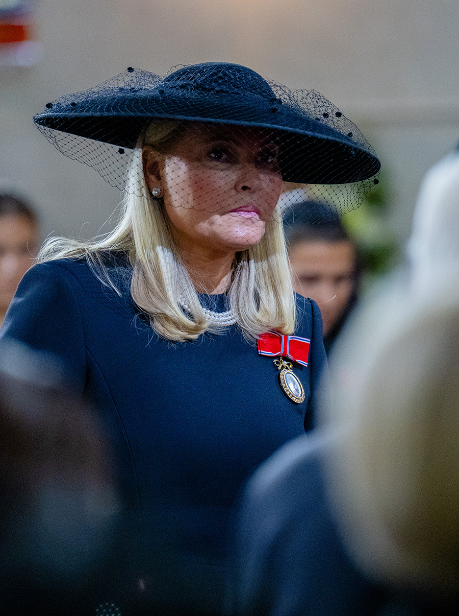 Mette-Marits ov&auml;ntade drag vid Haralds begravning &ndash; se bilden