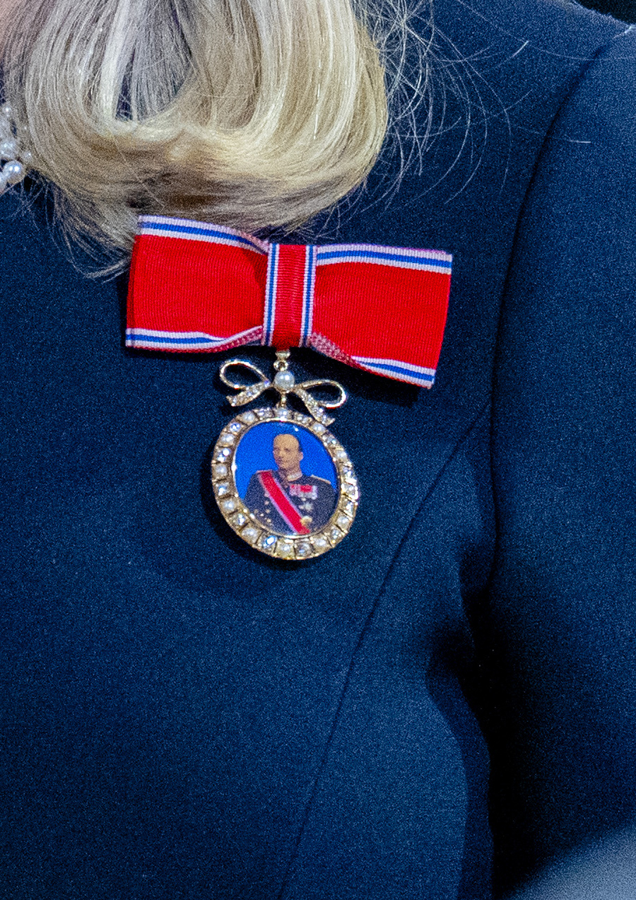 Mette-Marits ov&auml;ntade drag vid Haralds begravning &ndash; se bilden