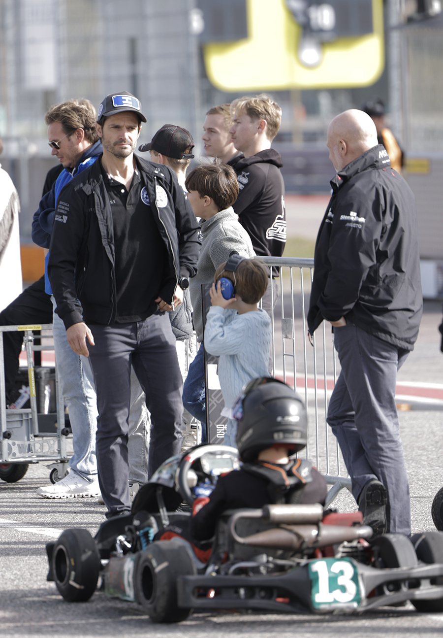 Prins Carl Philips h&auml;rliga rallydag med s&ouml;nerna &ndash; mysiga bilderna