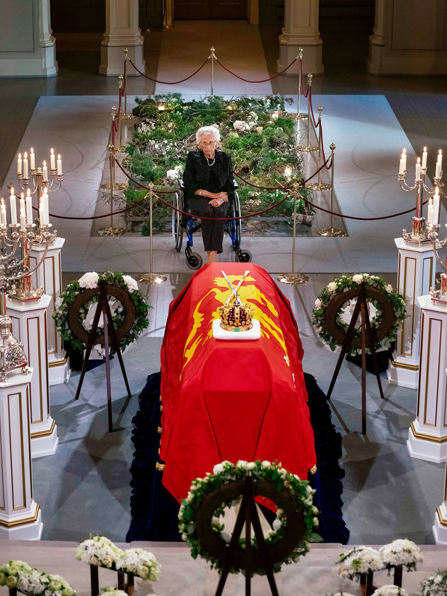 prinsessan astrids tunga avsked – helt ensam vid haralds kista 1 Prinsessan Astrids tunga avsked – helt ensam vid Haralds kista