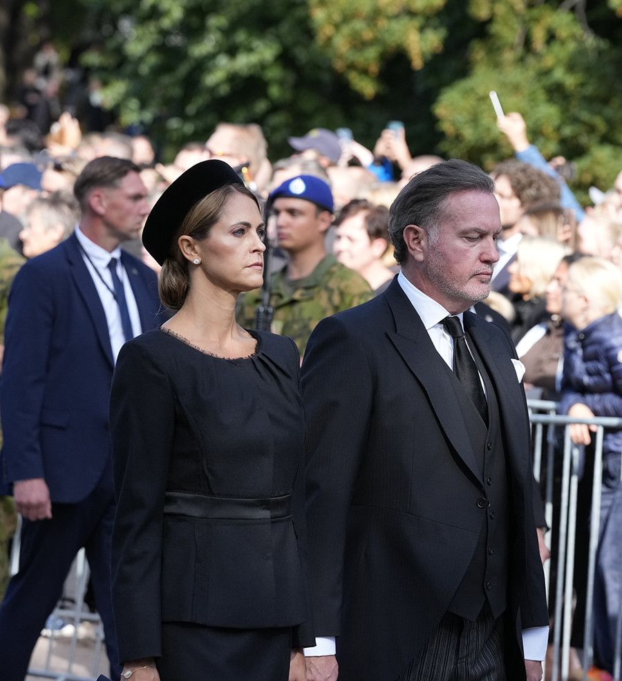 Madeleine h&aring;nas efter Haralds begravning &ndash; m&auml;rkliga beteendet