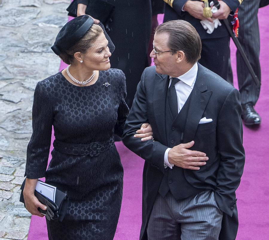 Victoria och Daniels stora sorg &ndash; reser till ny begravning i utlandet