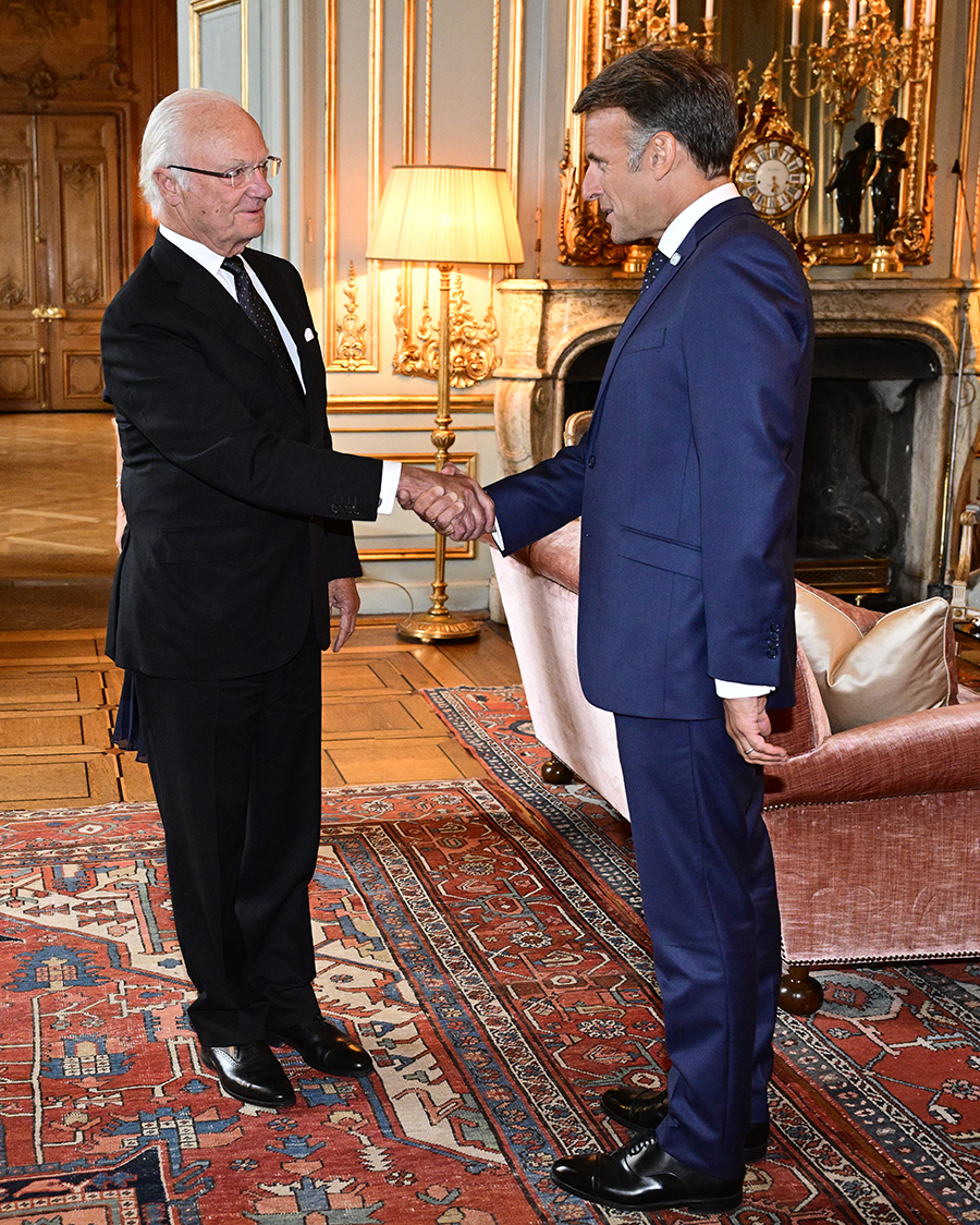 Oh, l&agrave;, l&agrave;! H&auml;r charmas Victoria av president Macron p&aring; slottet