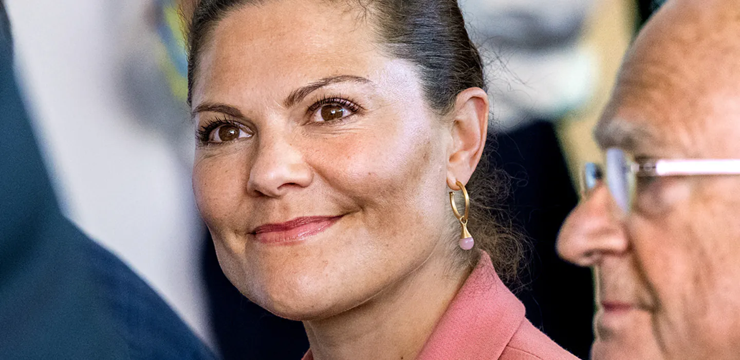 Kronprinsessan Victoria str&aring;lar i rosa &ndash; starka budskapet i nya bilden