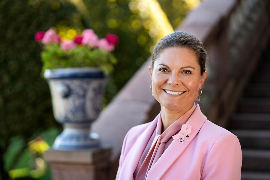 Kronprinsessan Victoria str&aring;lar i rosa &ndash; starka budskapet i nya bilden