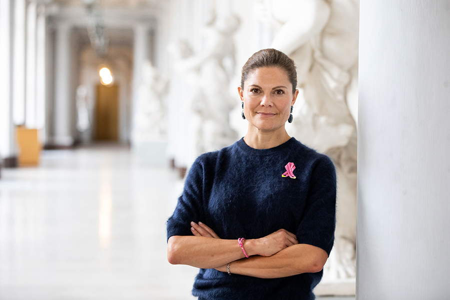 Kronprinsessan Victoria str&aring;lar i rosa &ndash; starka budskapet i nya bilden