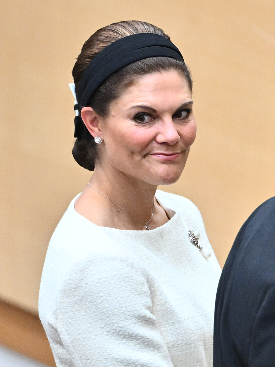 Kronprinsessan Victoria str&aring;lar i rosa &ndash; starka budskapet i nya bilden