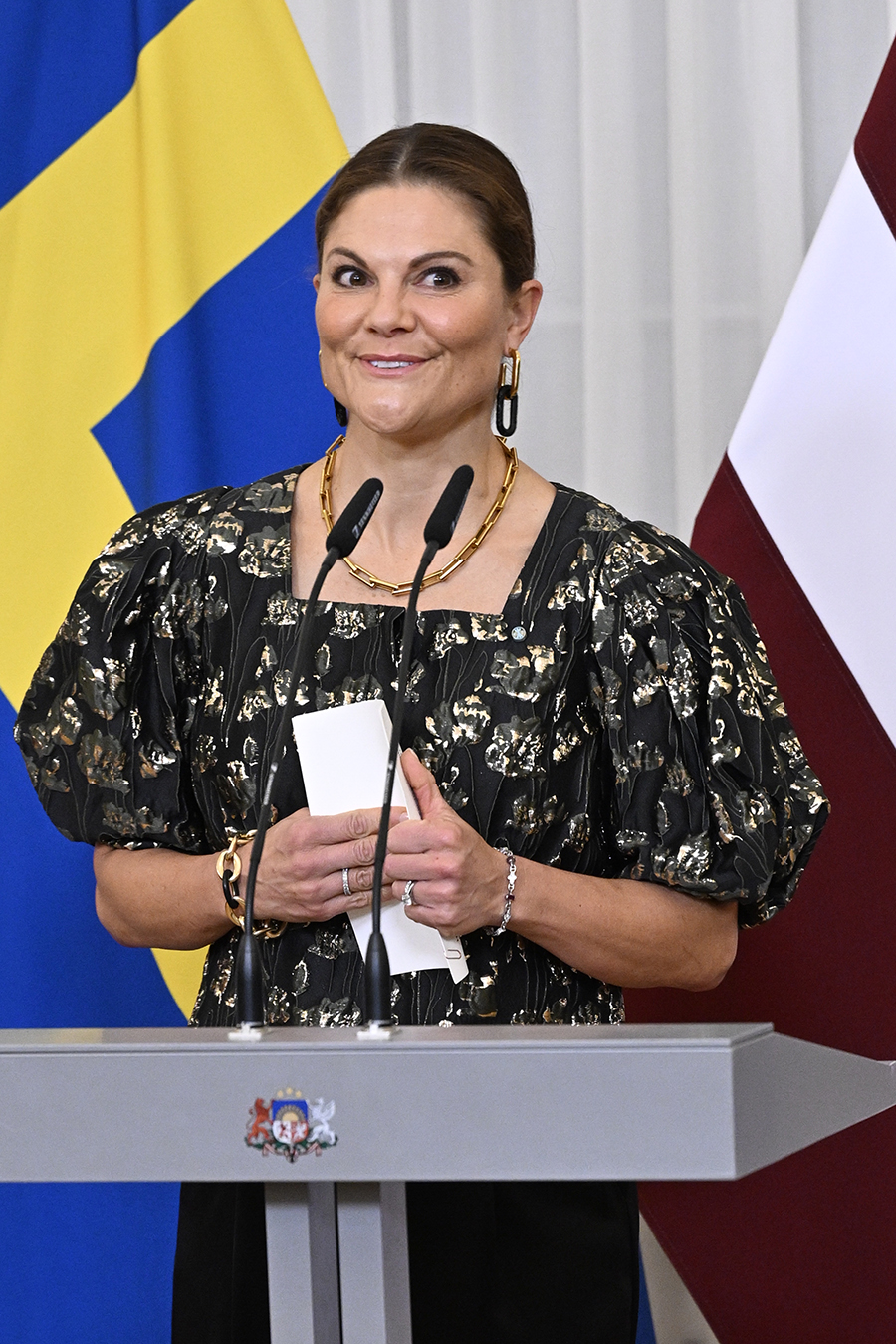Kronprinsessan Victoria i guldf&auml;rgad festblus p&aring; Riga slott