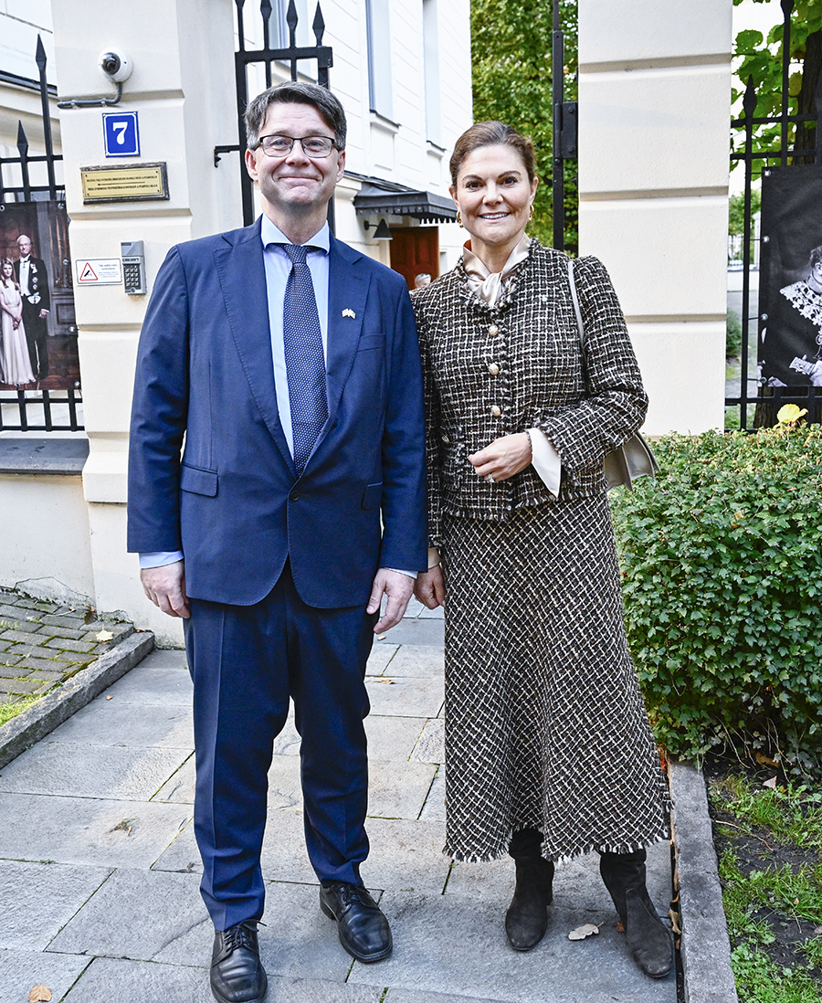 Kronprinsessan Victoria tillsammans med Sveriges ambassad&ouml;r Daniel Olsson i Riga
