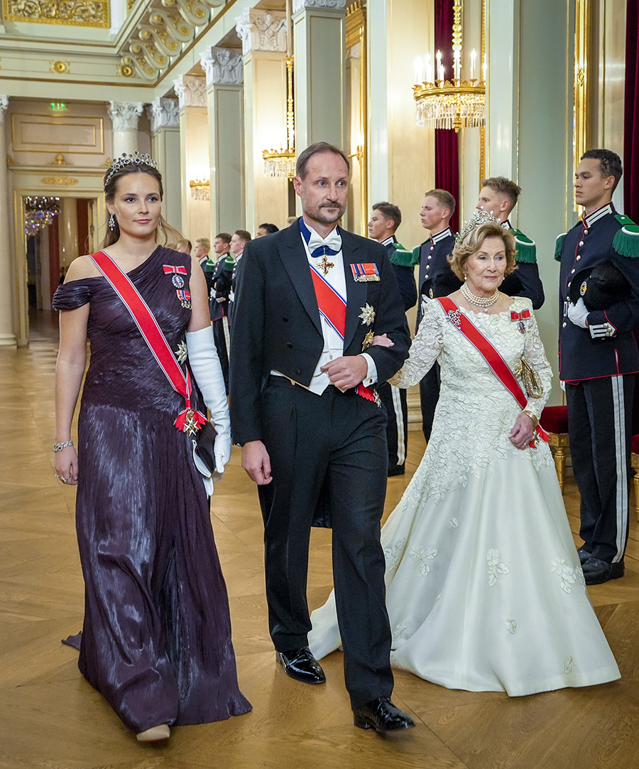 Kung Haakon med kronprinsessan Ingrid Alexandra och drottning Sonja