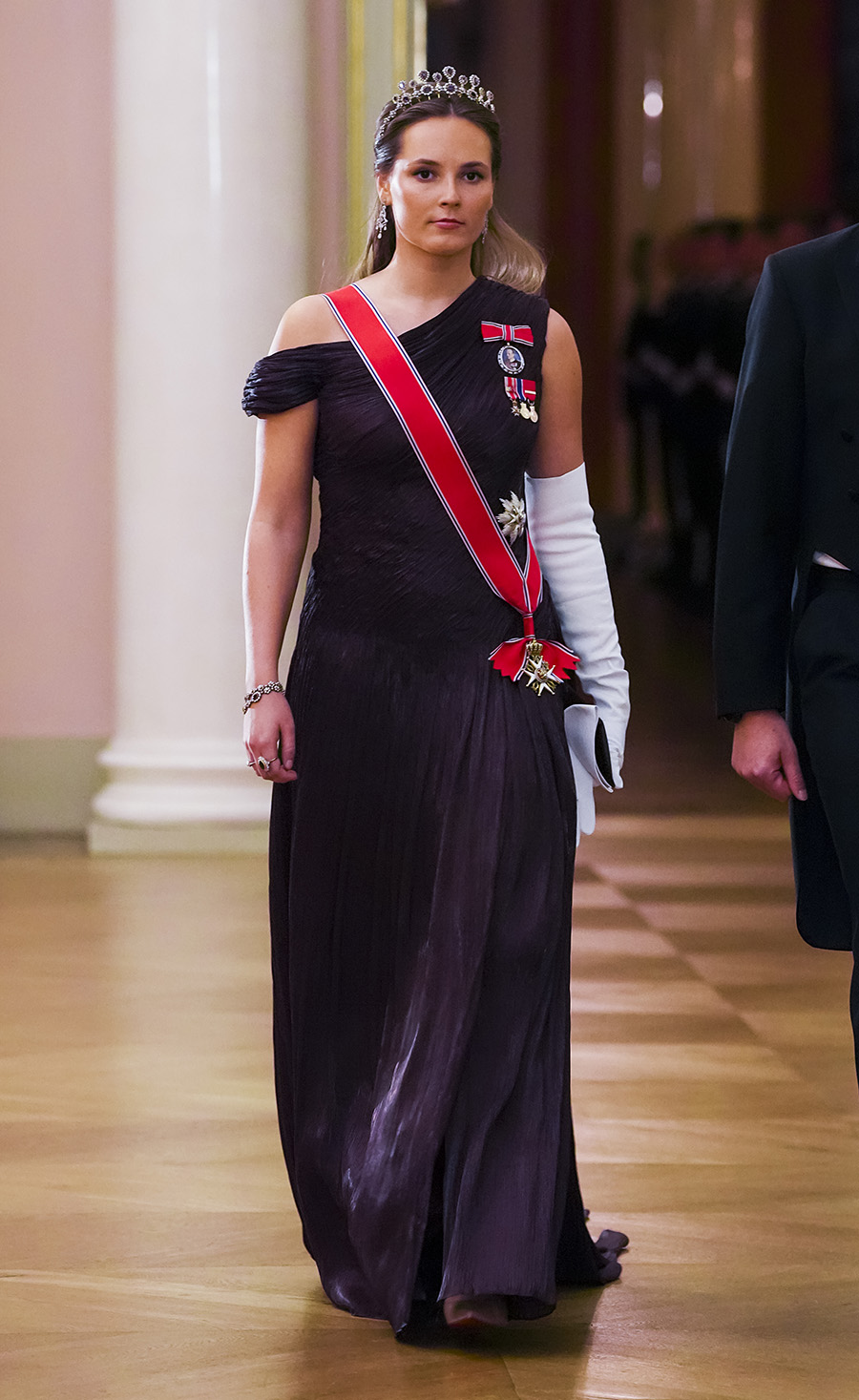Kronprinsessan Ingrid Alexandra anl&auml;nder till slottsmiddagen