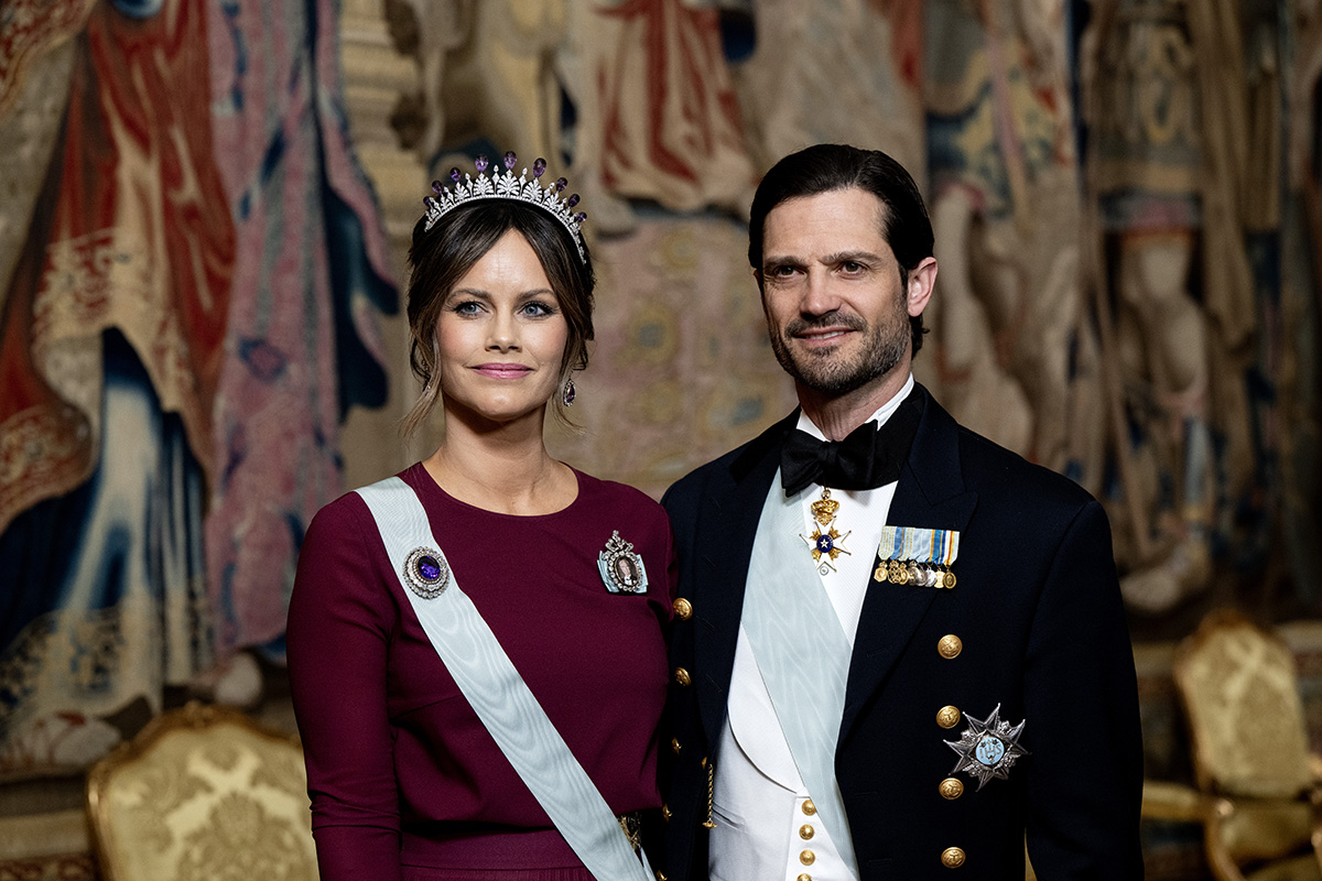 Prinsessan Sofia och prins Carl Philip anl&auml;nder till galamiddagen f&ouml;r kungens 80-&aring;rsdag.