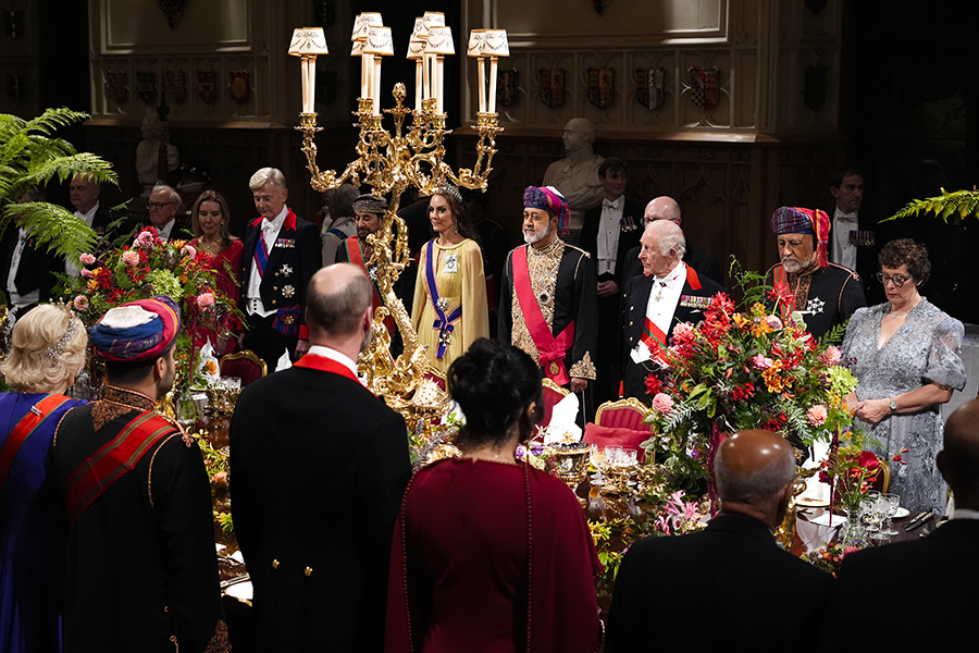 Kung Charles, prinsessan Kate och Omans sultan vid banketten i Windsor