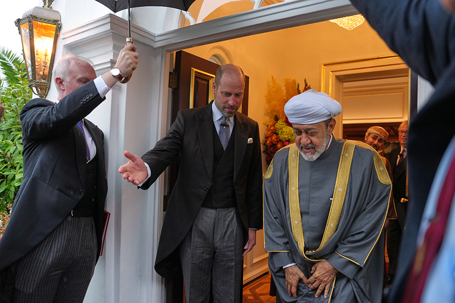 Prins William v&auml;lkomnar sultan Haitham bin Tarik i London