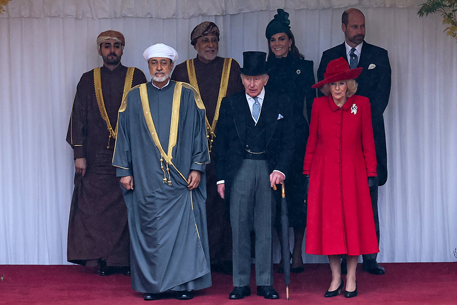Kung Charles och drottning Camilla v&auml;lkomnar Omans sultan tillsammans med William och Kate